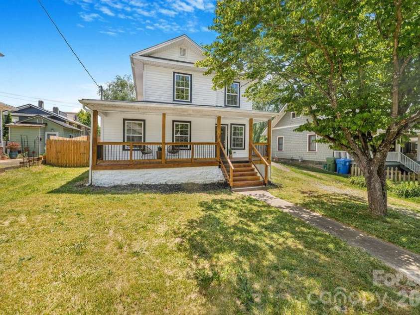 131 Woodrow Avenue, Asheville, NC 28801.  MLS# CAR4374888, YatesRealty ID 9871. 