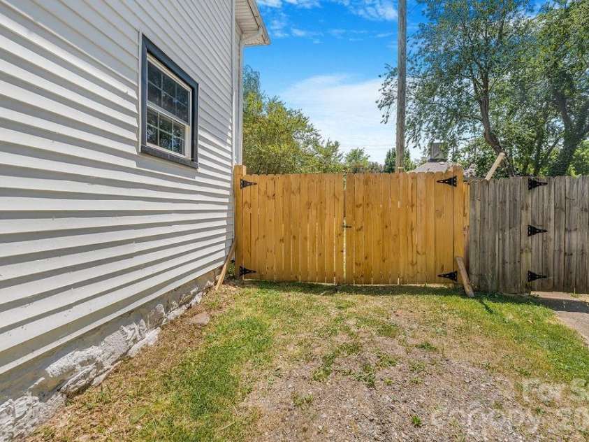 131 Woodrow Avenue, Asheville, NC 28801.  MLS# CAR4374888, YatesRealty ID 9871. 