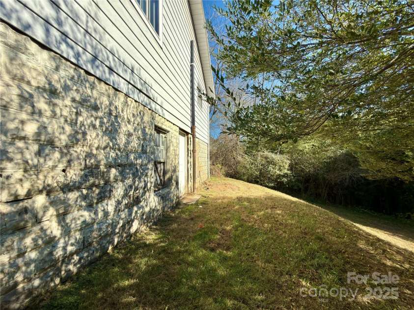 658 Emma Road, Asheville, NC 28806.  MLS# CAR4318606, YatesRealty ID 9873. 