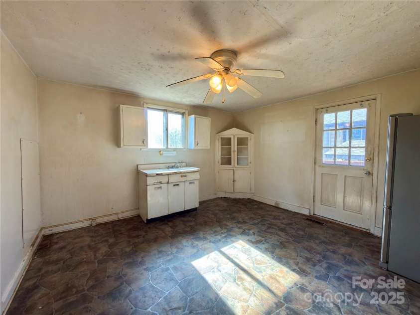658 Emma Road, Asheville, NC 28806.  MLS# CAR4318606, YatesRealty ID 9873. 