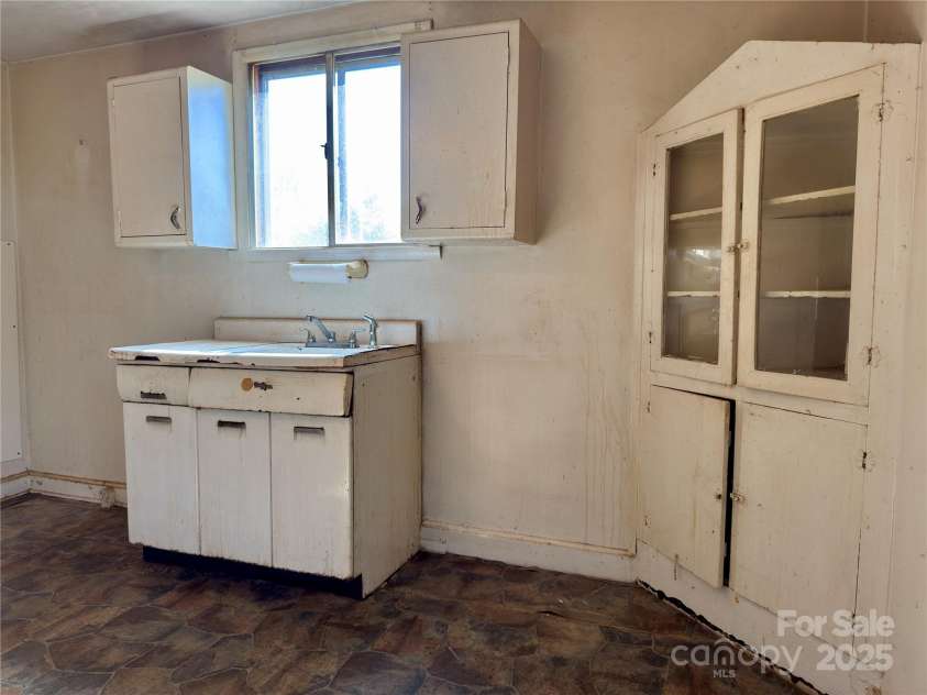 658 Emma Road, Asheville, NC 28806.  MLS# CAR4318606, YatesRealty ID 9873. 