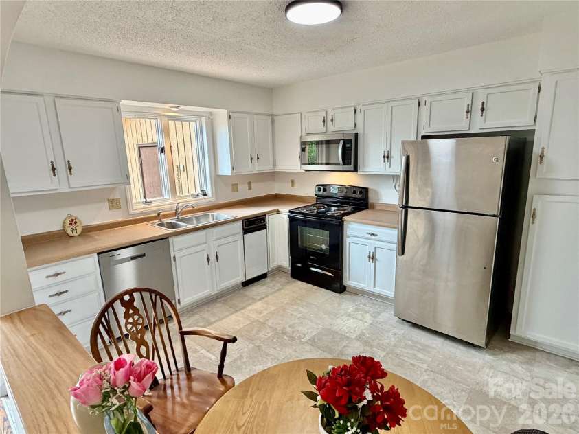 103 Pebble Creek Drive, Asheville, NC 28803.  MLS# CAR4328597, YatesRealty ID 9874. 