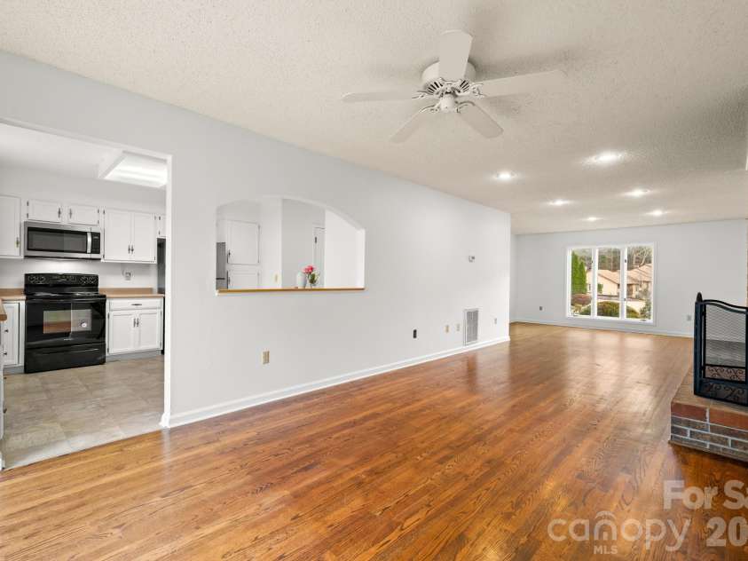 103 Pebble Creek Drive, Asheville, NC 28803.  MLS# CAR4328597, YatesRealty ID 9874. Dining area