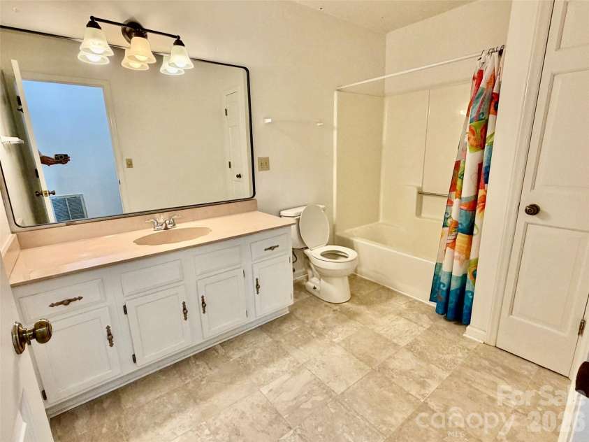 103 Pebble Creek Drive, Asheville, NC 28803.  MLS# CAR4328597, YatesRealty ID 9874. Hall bath - upstairs