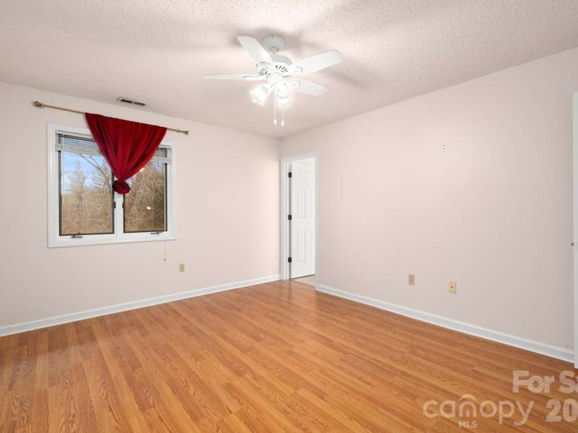 103 Pebble Creek Drive, Asheville, NC 28803.  MLS# CAR4328597, YatesRealty ID 9874. Primary bedroom