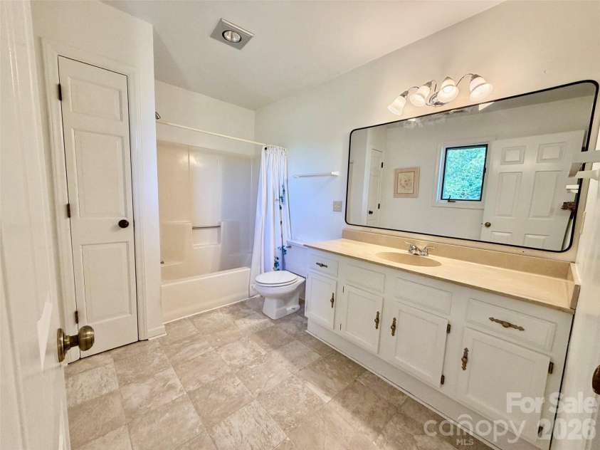 103 Pebble Creek Drive, Asheville, NC 28803.  MLS# CAR4328597, YatesRealty ID 9874. Primary ensuite