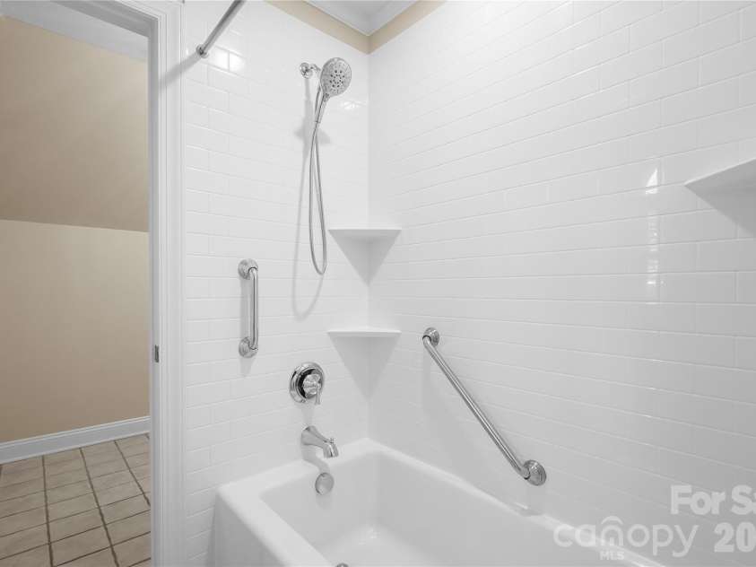 2812 Woodwind Court, Kannapolis, NC 28081.  MLS# CAR4341177, YatesRealty ID 9875. Jack and Jill Bath