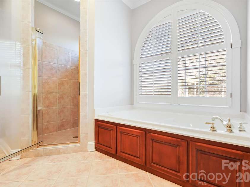 2812 Woodwind Court, Kannapolis, NC 28081.  MLS# CAR4341177, YatesRealty ID 9875. Primary Bath