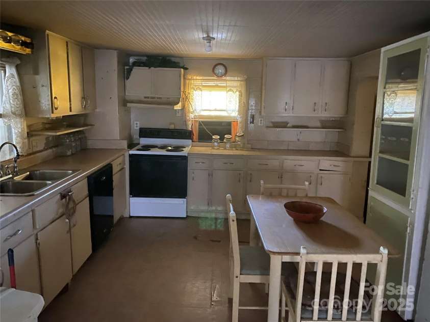 3642 Barus Pond Loop, Valdese, NC 28690.  MLS# CAR4193849, YatesRealty ID 9876. 