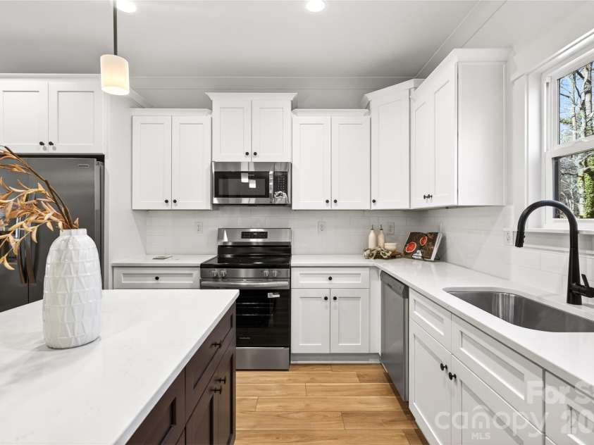 4207 Eagle Chase Drive, Charlotte, NC 28216.  MLS# CAR4344104, YatesRealty ID 9877. 