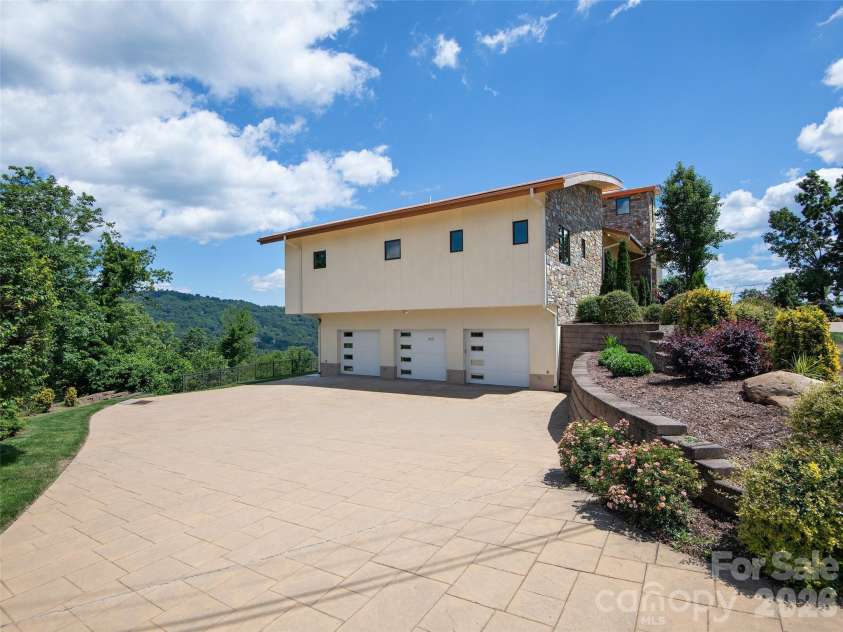 95 Horizon Hill Road, Asheville, NC 28804.  MLS# CAR4392432, YatesRealty ID 988. 
