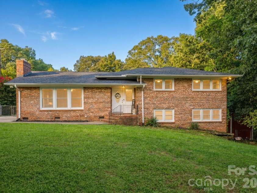 122 Crestwood Drive, Chester, SC 29706.  MLS# CAR4367764, YatesRealty ID 9883. 