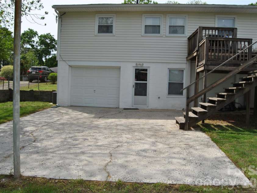 909 Timberlane Drive, Mount Holly, NC 28120.  MLS# CAR4367708, YatesRealty ID 9885. 