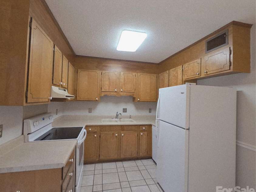 326 Patton Drive, Shelby, NC 28150.  MLS# CAR4365918, YatesRealty ID 9889. Kitchen