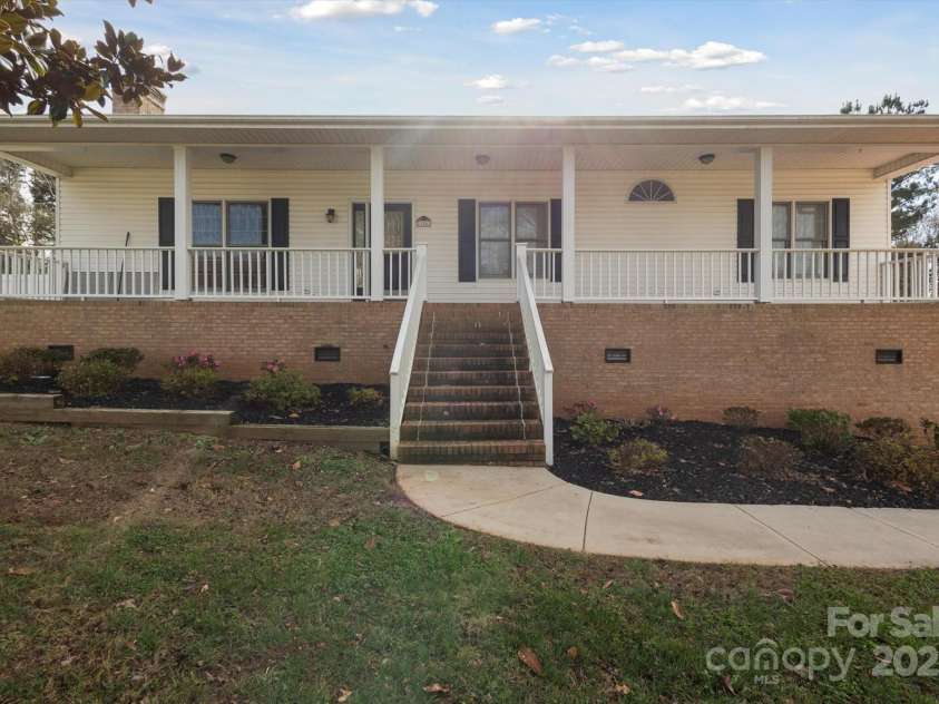 104 Vista Drive, Davidson, NC 28036.  MLS# CAR4204795, YatesRealty ID 9891. 