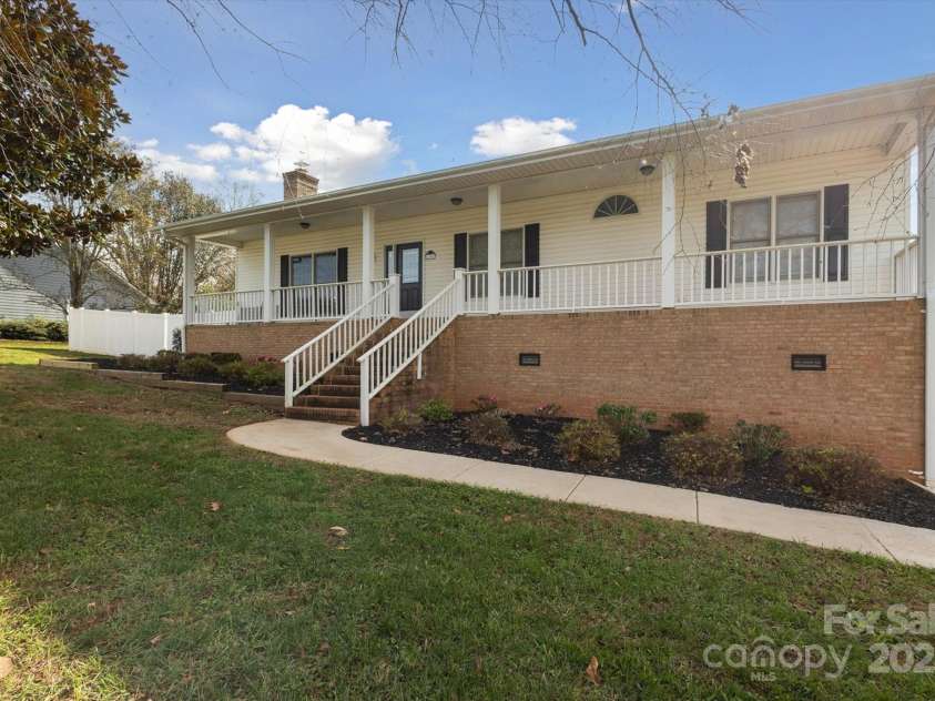 104 Vista Drive, Davidson, NC 28036.  MLS# CAR4204795, YatesRealty ID 9891. 