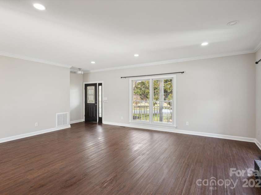 104 Vista Drive, Davidson, NC 28036.  MLS# CAR4204795, YatesRealty ID 9891. 