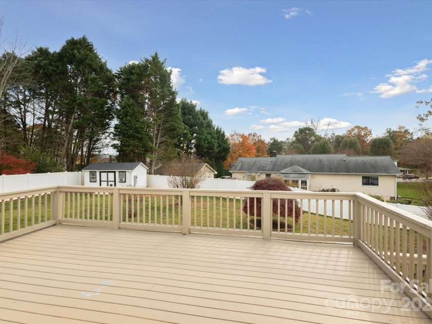 104 Vista Drive, Davidson, NC 28036.  MLS# CAR4204795, YatesRealty ID 9891. 