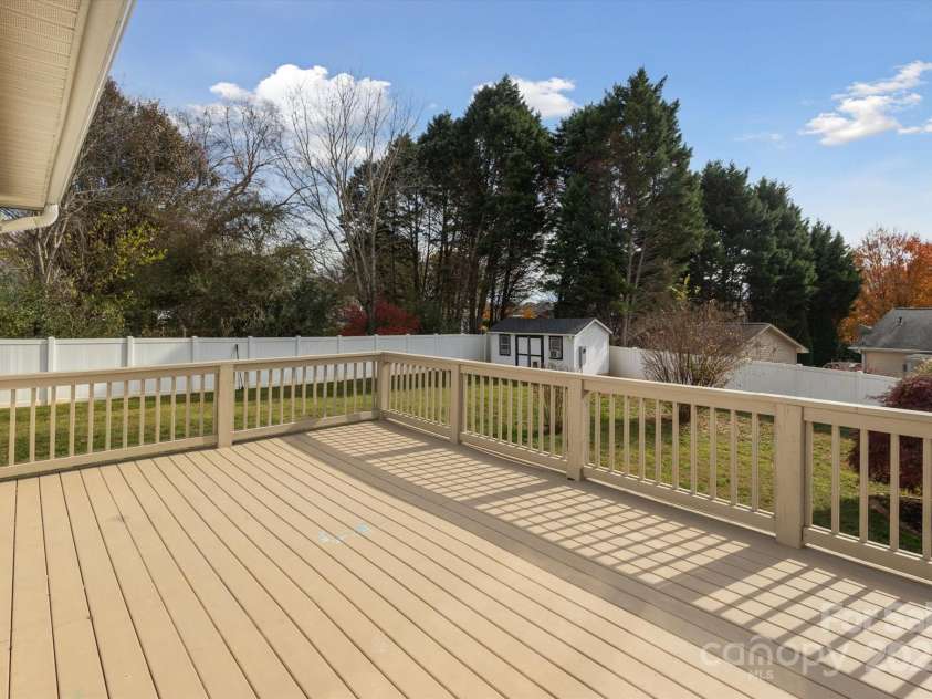 104 Vista Drive, Davidson, NC 28036.  MLS# CAR4204795, YatesRealty ID 9891. 