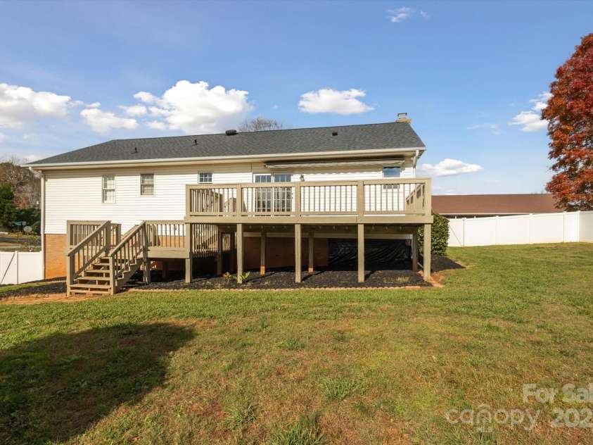 104 Vista Drive, Davidson, NC 28036.  MLS# CAR4204795, YatesRealty ID 9891. 