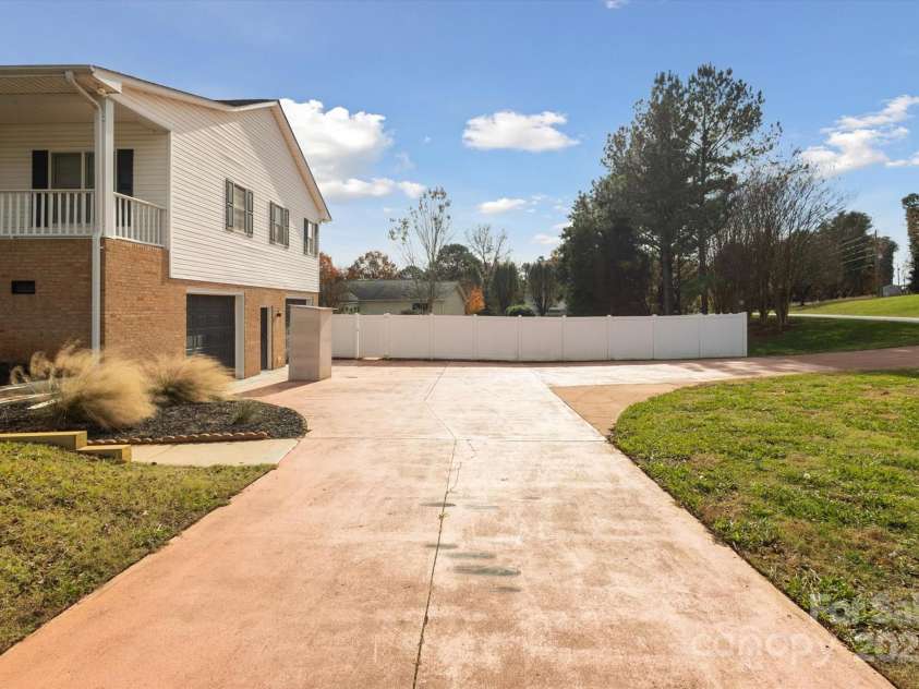 104 Vista Drive, Davidson, NC 28036.  MLS# CAR4204795, YatesRealty ID 9891. 