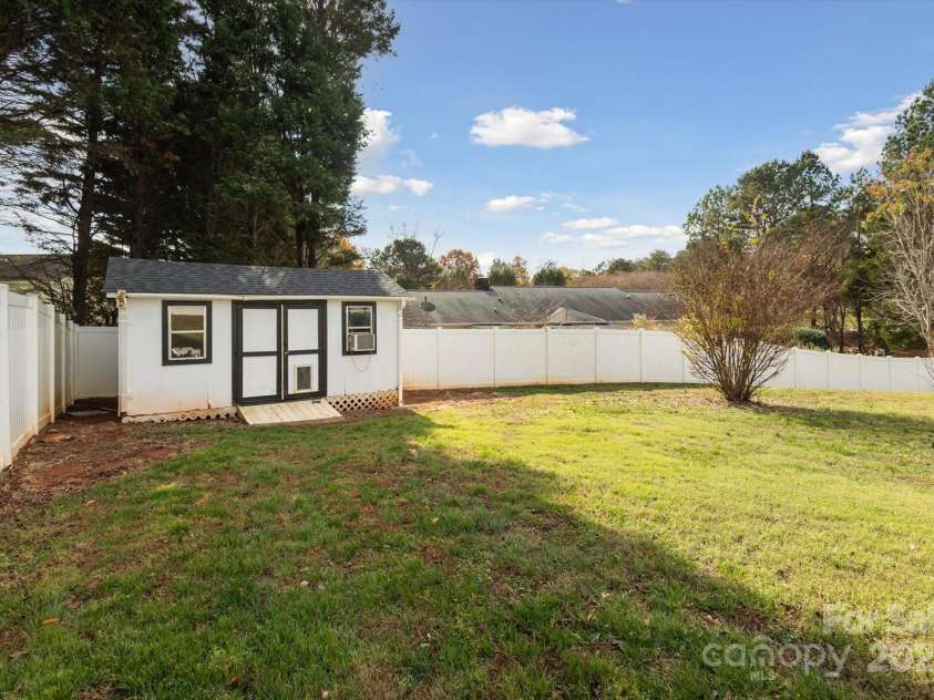 104 Vista Drive, Davidson, NC 28036.  MLS# CAR4204795, YatesRealty ID 9891. 