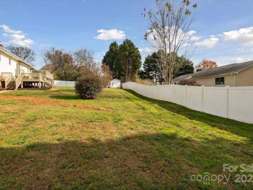 104 Vista Drive, Davidson, NC 28036.  MLS# CAR4204795, YatesRealty ID 9891. 