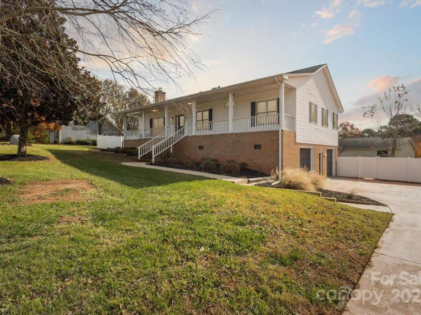 104 Vista Drive, Davidson, NC 28036.  MLS# CAR4204795, YatesRealty ID 9891. 