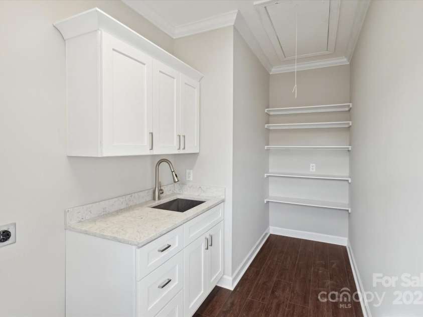 104 Vista Drive, Davidson, NC 28036.  MLS# CAR4204795, YatesRealty ID 9891. Laundry Room