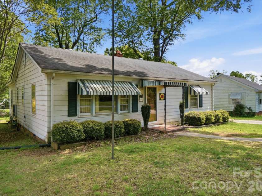 4728 Grasset Avenue, Charlotte, NC 28269.  MLS# CAR4364965, YatesRealty ID 9892. 