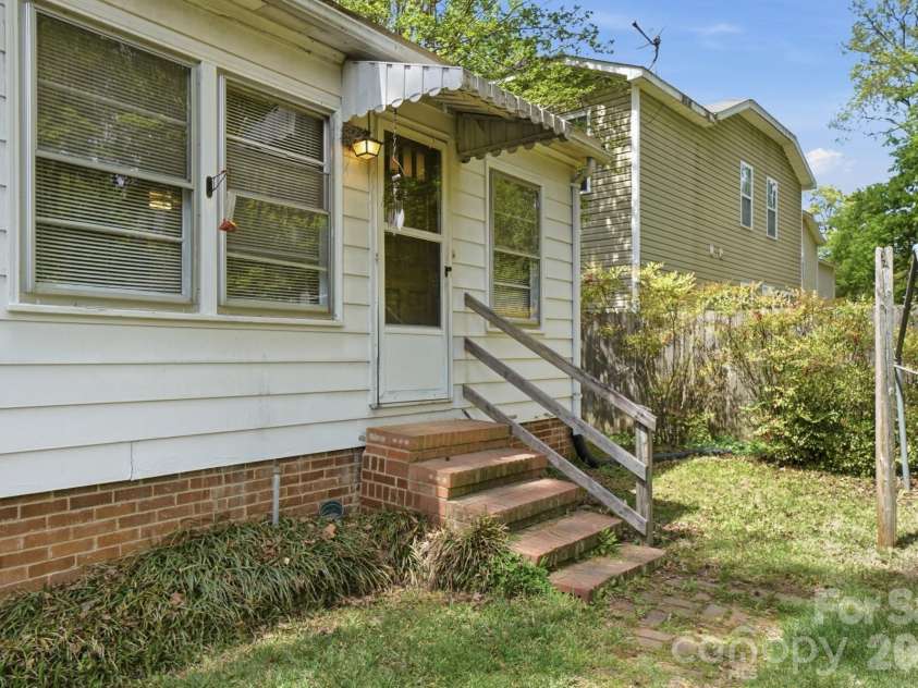 4728 Grasset Avenue, Charlotte, NC 28269.  MLS# CAR4364965, YatesRealty ID 9892. 