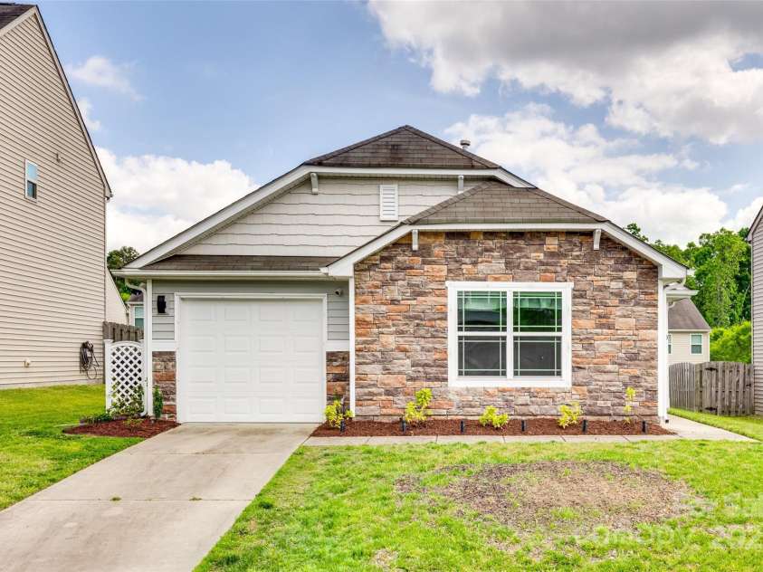 2810 Berry Creek Road, Charlotte, NC 28214.  MLS# CAR4250765, YatesRealty ID 9893. 