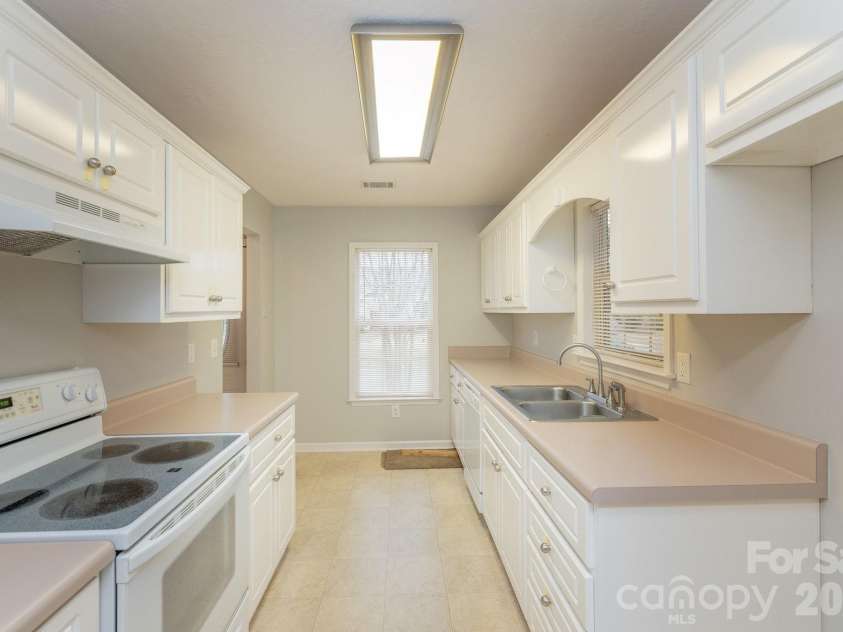 215 Middlebury Lane, Aiken, SC 29803.  MLS# CAR4355095, YatesRealty ID 9894. 