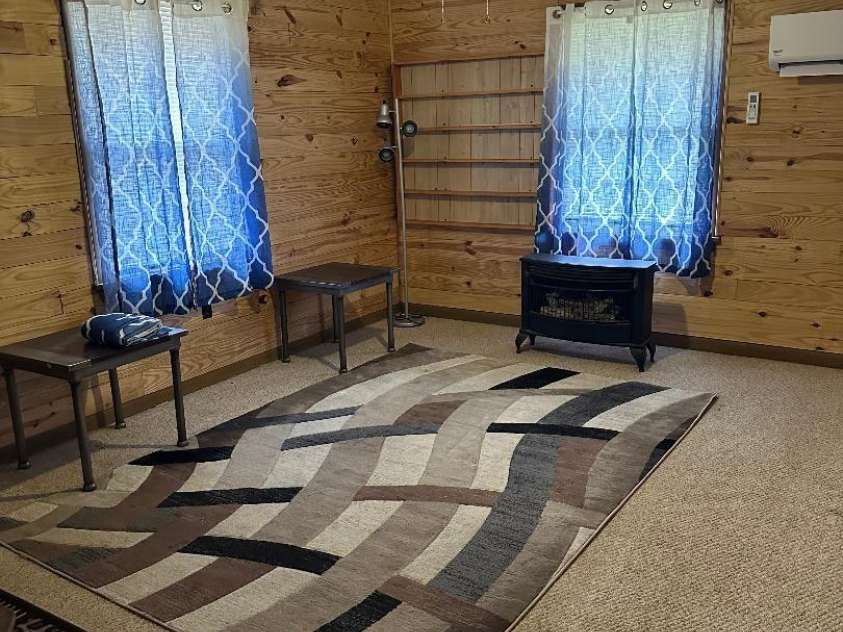 410 Yadkin Street, Salisbury, NC 28146.  MLS# CAR4231670, YatesRealty ID 9895. GUEST QUARTERS LIVING ROOM