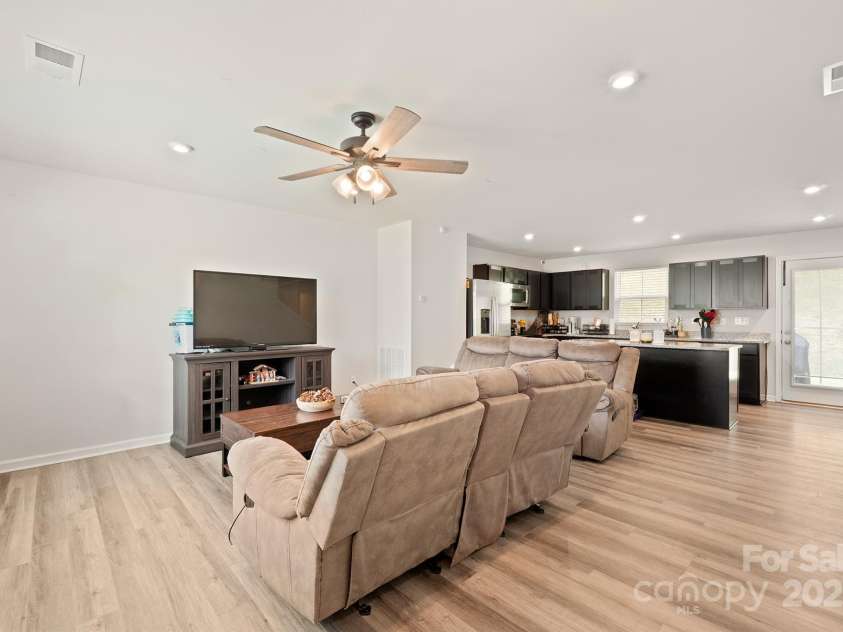 707 Pointe Andrews Drive, Concord, NC 28025.  MLS# CAR4280362, YatesRealty ID 9895. Great Room 