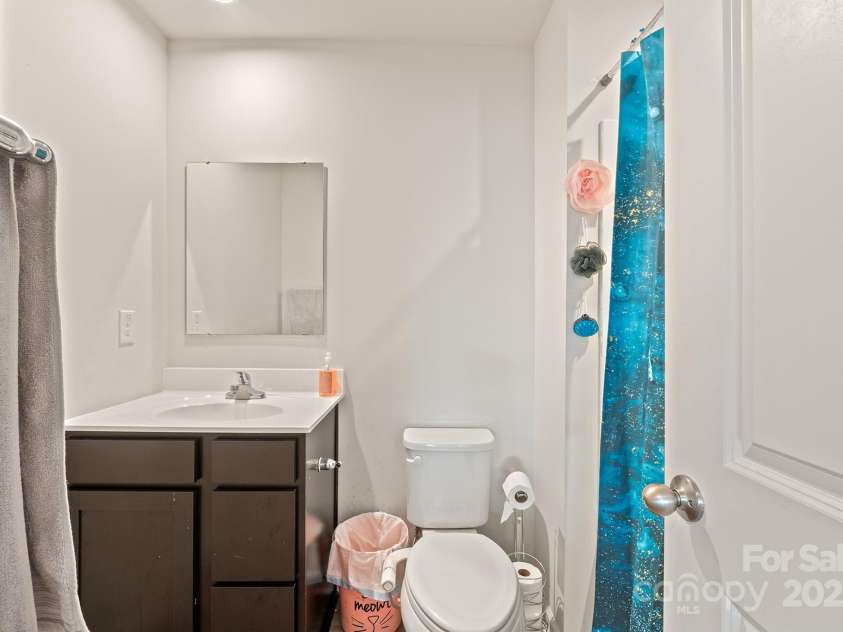 707 Pointe Andrews Drive, Concord, NC 28025.  MLS# CAR4280362, YatesRealty ID 9895. Half Bath
