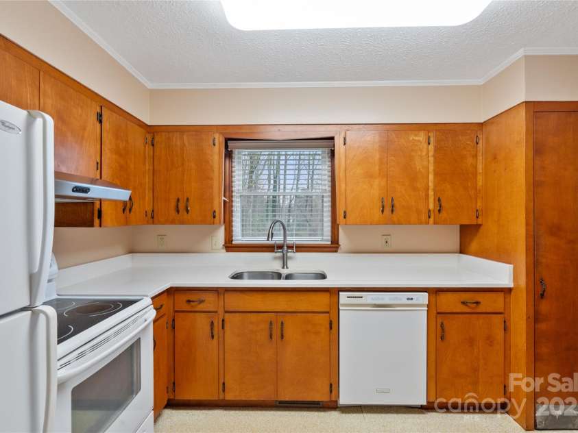 25 Pisgah Shadows Way, Hendersonville, NC 28739.  MLS# CAR4206550, YatesRealty ID 9897. 