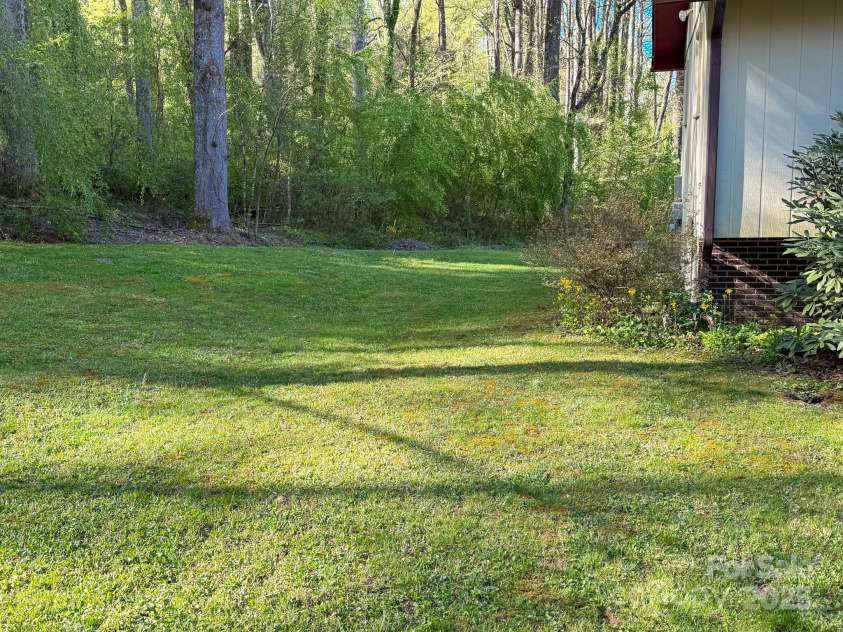 25 Pisgah Shadows Way, Hendersonville, NC 28739.  MLS# CAR4206550, YatesRealty ID 9897. 