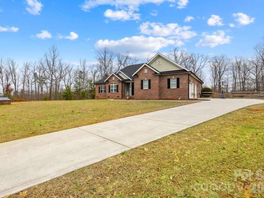 1468 Kinks Lane, Maiden, NC 28650.  MLS# CAR4353938, YatesRealty ID 9898. 