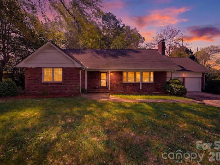 35 32nd Avenue, Hickory, NC 28601.  MLS# CAR4365663, YatesRealty ID 9899. 