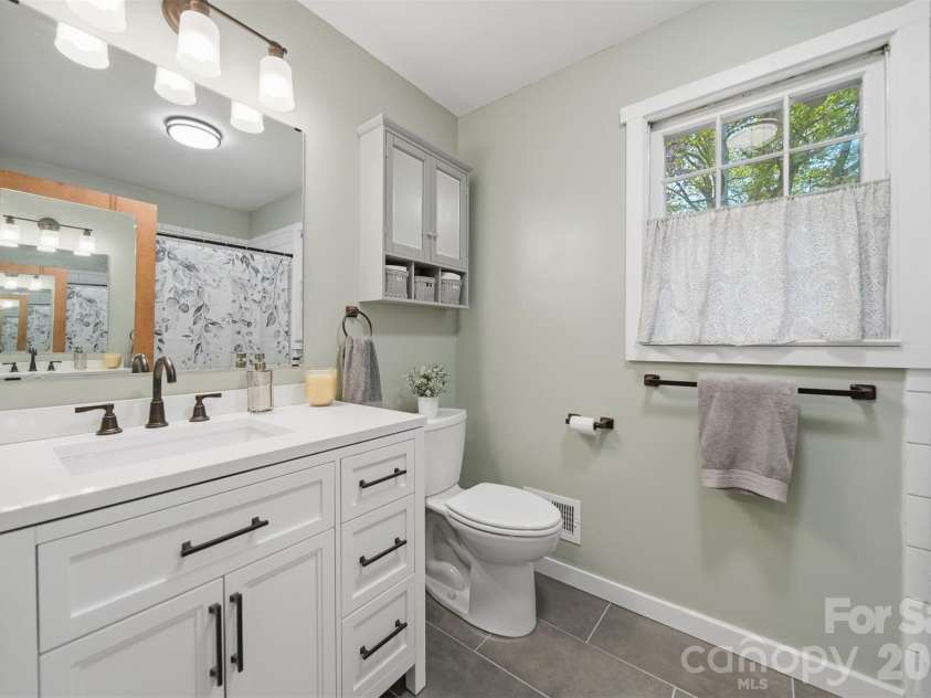 35 32nd Avenue, Hickory, NC 28601.  MLS# CAR4365663, YatesRealty ID 9899. Upstairs bathroom