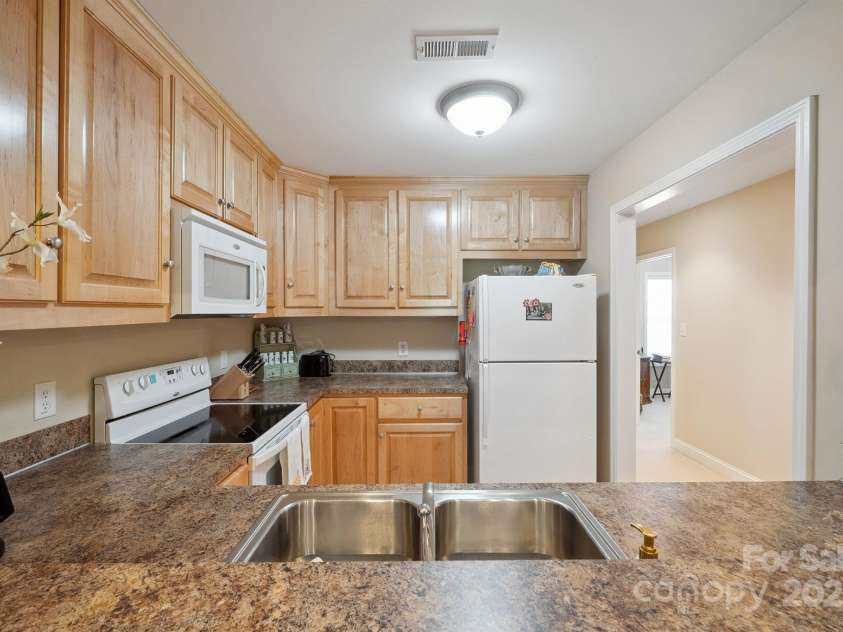108 IVY Court, Morganton, NC 28655.  MLS# CAR4250773, YatesRealty ID 9901. 