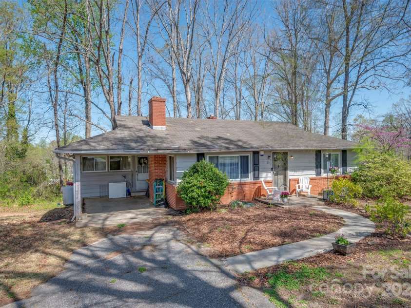 211 Redland Road, Landrum, SC 29356.  MLS# CAR4242618, YatesRealty ID 9905. 