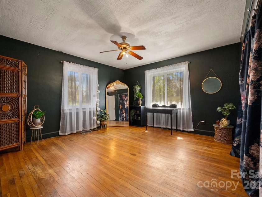 211 Redland Road, Landrum, SC 29356.  MLS# CAR4242618, YatesRealty ID 9905. 