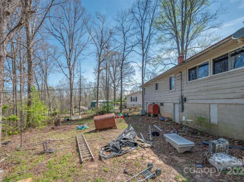 211 Redland Road, Landrum, SC 29356.  MLS# CAR4242618, YatesRealty ID 9905. 