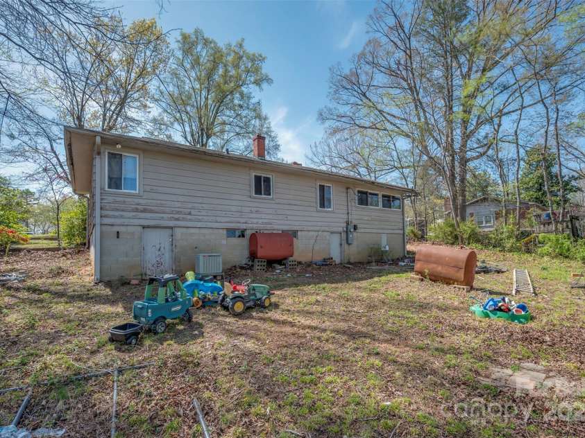 211 Redland Road, Landrum, SC 29356.  MLS# CAR4242618, YatesRealty ID 9905. 