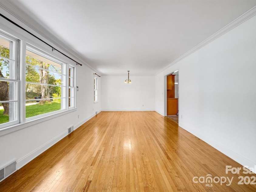 211 Monroe Drive, Hendersonville, NC 28792.  MLS# CAR4254038, YatesRealty ID 9911. Living Room