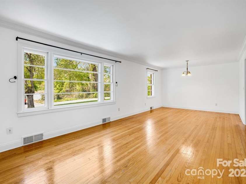 211 Monroe Drive, Hendersonville, NC 28792.  MLS# CAR4254038, YatesRealty ID 9911. Living Room