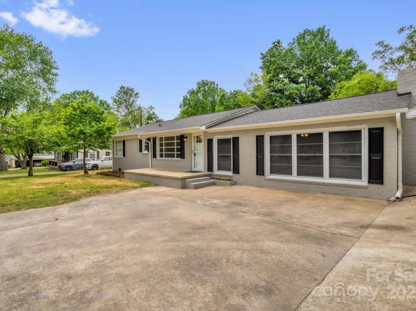 105 Baldwin Avenue, Kannapolis, NC 28083.  MLS# CAR4249404, YatesRealty ID 9912. 