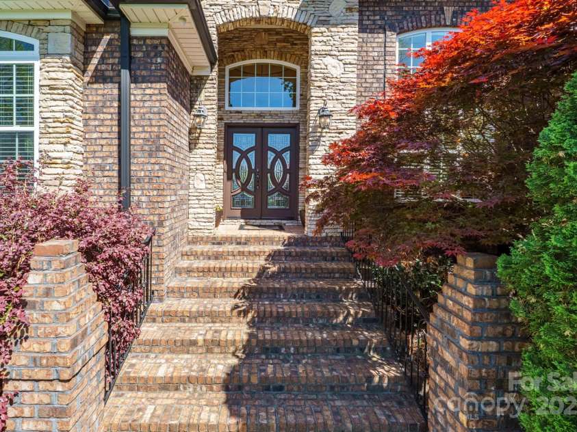 5016 Woodwinds Drive, Hickory, NC 28601.  MLS# CAR4245844, YatesRealty ID 9914. 